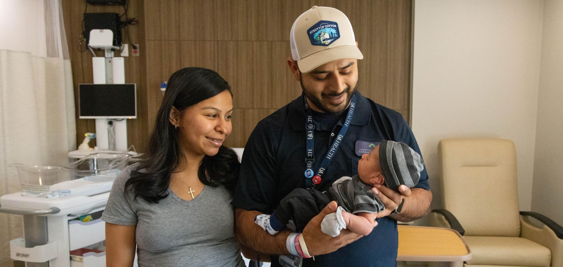Zaira Estrada and Lucio Cruz hold their newborn son, Alexander
